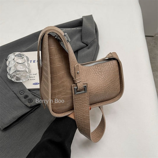 Stride Pebble Shoulder Bag